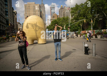 L'ombra di un lampione è colato su di Jorge Palacios' 'Link' nella trafficata Flatiron Plaza di New York visto il Martedì, Agosto 21, 2018. La mostra è legata a una mostra di Palacios' LAVORO AL Noguchi Museum di regine e la monumentale accoya scultura in legno sarà sul display fino al 6 novembre 2018. (Â© Richard B. Levine) Foto Stock