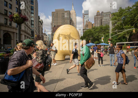 L'ombra di un lampione è colato su di Jorge Palacios' 'Link' nella trafficata Flatiron Plaza di New York visto il Martedì, Agosto 21, 2018. La mostra è legata a una mostra di Palacios' LAVORO AL Noguchi Museum di regine e la monumentale accoya scultura in legno sarà sul display fino al 6 novembre 2018. (Â© Richard B. Levine) Foto Stock