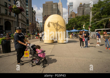 L'ombra di un lampione è colato su di Jorge Palacios' 'Link' nella trafficata Flatiron Plaza di New York visto il Martedì, Agosto 21, 2018. La mostra è legata a una mostra di Palacios' LAVORO AL Noguchi Museum di regine e la monumentale accoya scultura in legno sarà sul display fino al 6 novembre 2018. (© Richard B. Levine) Foto Stock