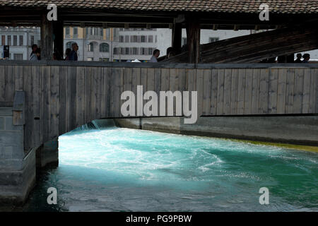 Ponte sul fiume Reuss Lucerna - Brücke über die Reuss Luzern - Ponte sul fiume Reuss Lucerna Foto Stock