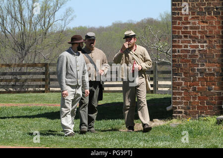 Soldati nell'esercito confederato durante la guerra civile americana. Rievocazione storica ad Appomattox, VA, USA. Foto Stock