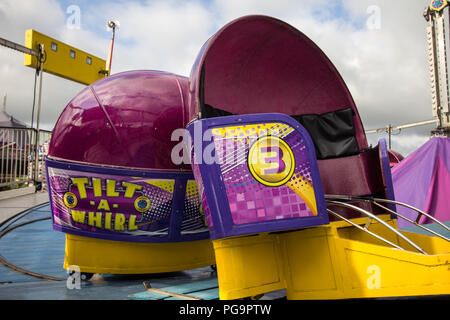 Cheboygan, Michigan, Stati Uniti d'America - 9 Agosto 2018: inclinare un vortice carnival ride insieme fino a Cheboygan County Fair nel nord della penisola inferiore del Michigan Foto Stock