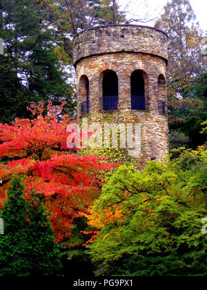 La torre campanaria a Longwood Gardens, Kennett Square Pennsylvania shot in primo piano di colori autunnali. Foto Stock