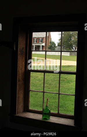 La candela di cera nella finestra di un edificio del XIX secolo a Appomattox Court House, Virginia Foto Stock