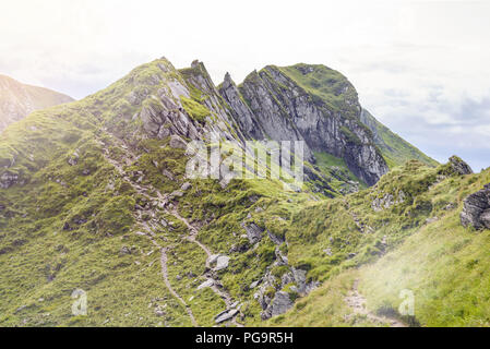 Monti Fagaras dalla vista dall'alto. Il cielo blu con nuvole sul backgorund. Paltinu sella, Romania Foto Stock