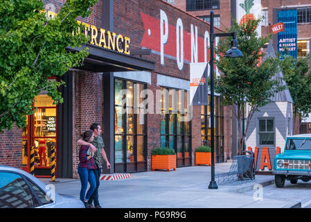 Giovane godendo di una splendida serata a Ponce città mercato di Atlanta, Georgia. (USA) Foto Stock