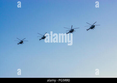 Kiev, Ucraina - 24 agosto, Ucraino Air Force elicotteri MI-8 sorvolano Kyiv durante le celebrazioni del Giorno dell'indipendenza dell'Ucraina 2018 Foto Stock