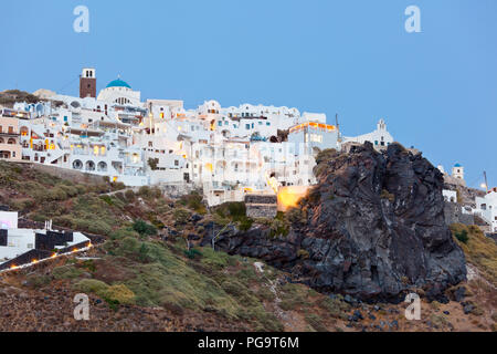 Vista da una collina del villaggio di Imerovigli a Santorini, Grecia. Foto Stock