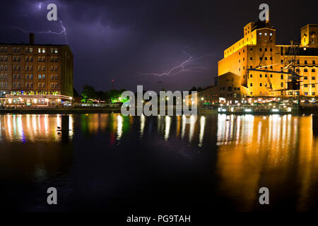 Il modernizzato porto interno a Duisburg in Germania durante un temporale con la riflessione. Foto Stock