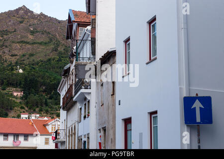 Villaggio Manteigas scena, un modo cartello stradale rivolta verso le montagne sopra Manteigas, Portogallo Foto Stock