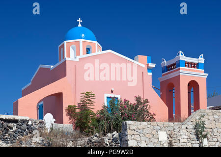 Un po' rosa cappella sul lato nord di Oia con il profondo blu del cielo. Santorini, Grecia. Foto Stock