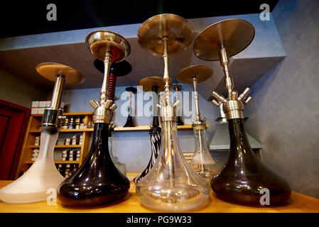 Fila di hookahs sul rack di close-up. Foto Stock