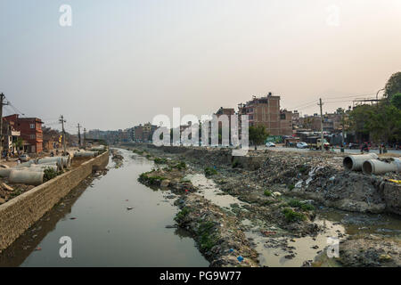 Kathmandu, Nepal - Marzo 25, 2018: Fiume inquinato nel centro della città su Marzo 25, 2018 a Kathmandu, Nepal. Foto Stock