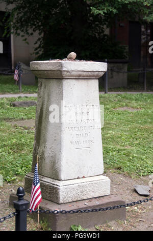 American Patriot Paul Revere la sua tomba nel granaio di seppellimento di massa, Boston, Massachusetts. Foto Stock