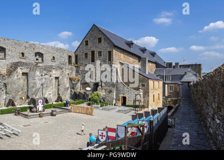 Nel cortile del castello medievale di Bouillon Castello, Provincia di Lussemburgo, Ardenne belghe, Belgio Foto Stock