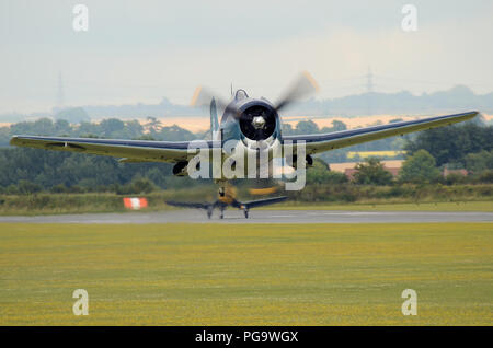 Grumman F6F Hellcat, aereo da combattimento in decollo ad un airshow. Warbird della seconda guerra mondiale in basso allo spettacolo aereo, esposizione aerea Foto Stock