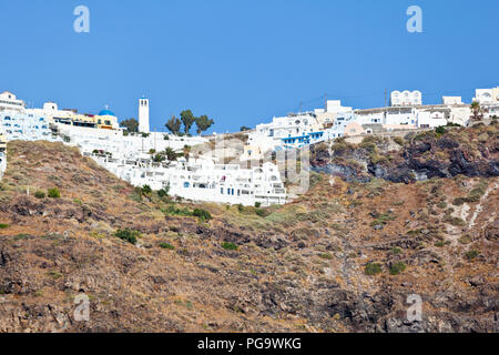 Vista da una barca per raggiungere il villaggio di Imerovigli a Santorini, Grecia. Foto Stock