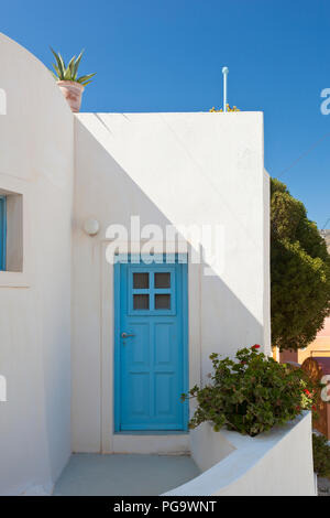 Il villaggio di Emborio a Santorini dispone di diverse strade accessibili solo a piedi e case raggiungibile tramite scale strette in ogni possibile angolo. Foto Stock