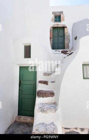 Il villaggio di Emborio a Santorini dispone di diverse strade accessibili solo a piedi e case raggiungibile tramite scale strette in ogni possibile angolo. Foto Stock