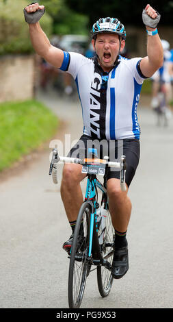 Pilota prendendo parte al velo Birmingham 2017 - 100 Mile manifestazione ciclistica, West Midlands ,l'Inghilterra Foto Stock