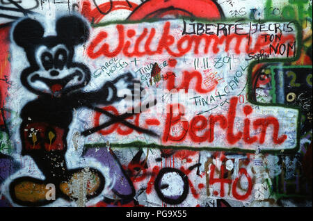 Muro di Berlino 1989 - Graffiti sul lato occidentale del Muro di Berlino rappresenta la transizione verso un sistema unificato di Berlino. Foto Stock