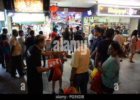 Campioni gratuiti di yogurt vengono consegnati durante la notte vicino all'ingresso in questo mercato. Popolare sia tra i turisti e la gente del posto, Bugis Street Market è ben noto per essere uno dei posti più economici in Singapore per acquistare souvenir, accessori, abbigliamento, elettronica, lavori casalinghi e cosmetici. Foto Stock