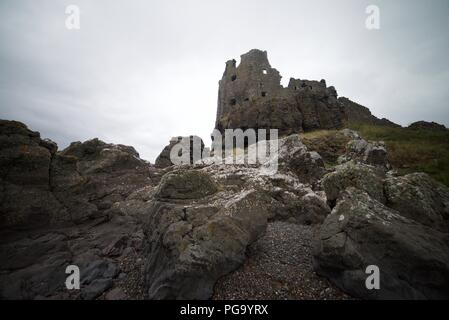 I ruderi di un vecchio castello sul bordo di una scogliera, Castello Dunure, Carrick costa. (Il castello del XIII secolo rovine) Foto Stock