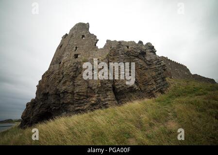 I ruderi di un vecchio castello sul bordo di una scogliera, Castello Dunure, Carrick costa. (Il castello del XIII secolo rovine) Foto Stock