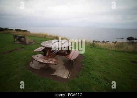 Round tavolo Picnic della costa con una splendida vista del mare (rotondo in legno Tavolo picnic e banco) Foto Stock
