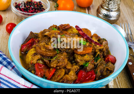 Cucina uzbeka. Verdure fritte con carne. Foto Studio Foto Stock