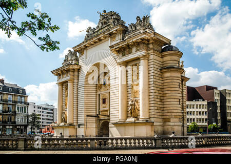 Un imponente edificio, il Port du Paris - Paris Gate che commemora la cattura della città da Luigi XVI di Lille in Francia Foto Stock