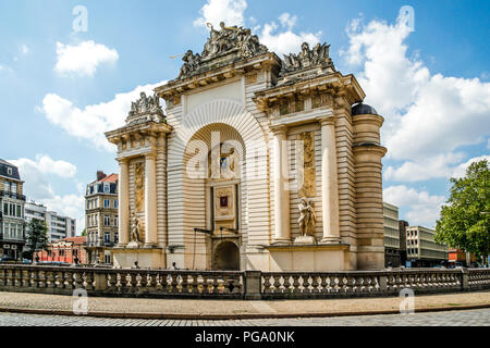 Un imponente edificio, il Port du Paris - Paris Gate che commemora la cattura della città da Luigi XVI di Lille in Francia Foto Stock