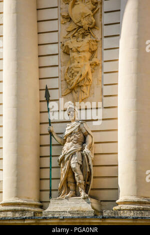 Un imponente edificio, il Port du Paris - Paris Gate che commemora la cattura della città da Luigi XVI di Lille in Francia Foto Stock