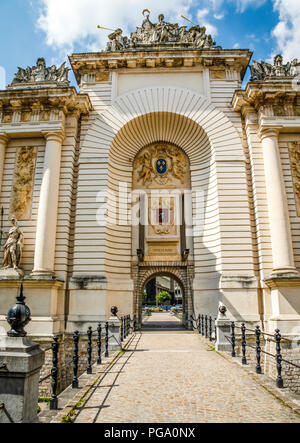 Un imponente edificio, il Port du Paris - Paris Gate che commemora la cattura della città da Luigi XVI di Lille in Francia Foto Stock