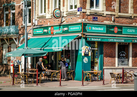 Le persone al di fuori del Cafe-Brasserie Bugatti all' angolo di rue Camille Guerin a Lille, Francia Foto Stock