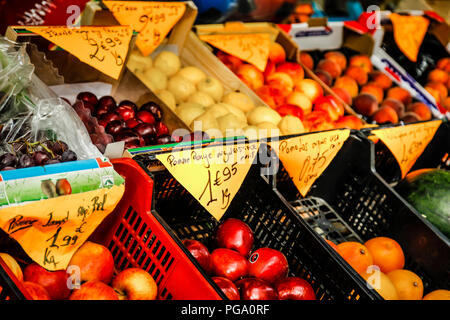 Frutta fresca e verdura in vendita al di fuori di un francese grogery store in Lille Foto Stock