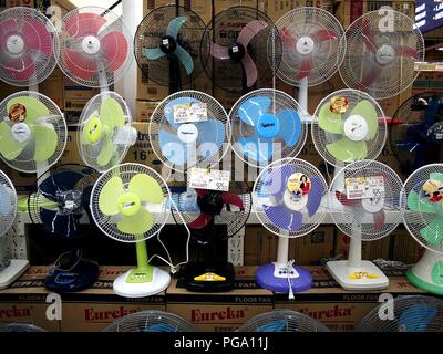 ANTIPOLO City, Filippine - Agosto 16, 2018: Assorted ventilatori elettrici sul display in un negozio. Foto Stock