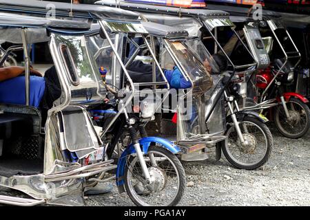 Antipolo City, Filippine - 18 agosto 2018: tricicli presso un parcheggio in attesa in linea per il loro turno per prendere i passeggeri. Foto Stock