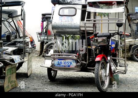 Antipolo City, Filippine - 18 agosto 2018: tricicli presso un parcheggio in attesa in linea per il loro turno per prendere i passeggeri. Foto Stock