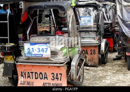 Antipolo City, Filippine - 18 agosto 2018: tricicli presso un parcheggio in attesa in linea per il loro turno per prendere i passeggeri. Foto Stock