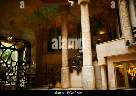 Casa Milà Gaudi l'entrata interna, a Barcellona, Spagna. Foto Stock