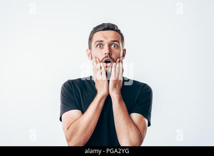 Ritratto di giovane uomo sorpreso. Avversione della gente espressione facciale Foto Stock