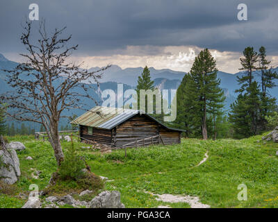 Cabina di legno nelle alpi bavaresi con le tempeste in background Foto Stock