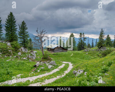 Cabina di legno nelle alpi bavaresi con le tempeste in background Foto Stock