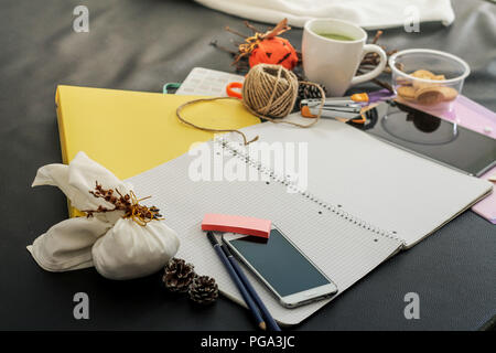 Confuso office desk raffiguranti la vita in un ufficio affollato, a caccia di scadenze e di lavoro vita millenaria Foto Stock