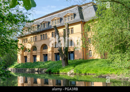 Edificio storico a Weimar sul fiume Ilm Foto Stock