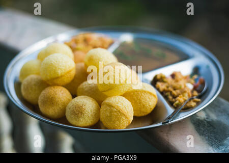 Freschi Fatti in casa pani puri, golgappa con salsa Tamrind.famoso indiano spuntini nepalese. Foto Stock