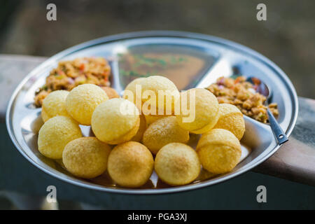 Freschi Fatti in casa pani puri, golgappa con salsa Tamrind.famoso indiano spuntini nepalese. Foto Stock