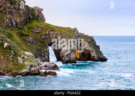 Vista al tramonto dal fondo di Gaztelugatxe isola, Bilbao in Spagna settentrionale Foto Stock