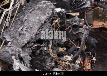 Un olocausto fuori fuoco danneggiato motore automobile ideale per assicurazione o di criminalità e vandalismo concetti Foto Stock